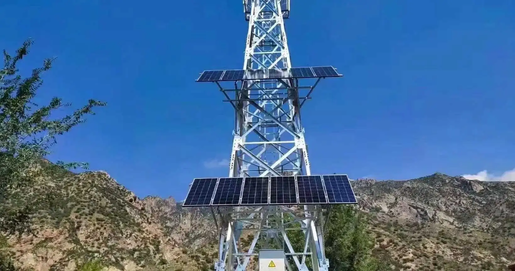 Controlador de carga solar MPPT em torres de ferro, redução de emissões de esgoto, prevenção de incê